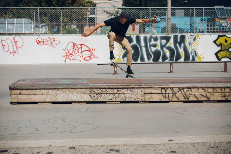 Lu, skater, frente a una persiana azul en el centro de Quito